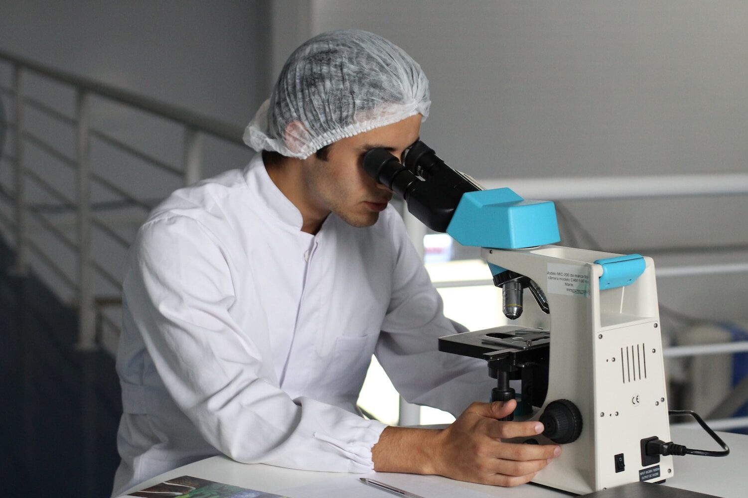 muž pohled na bílém mikroskopu
